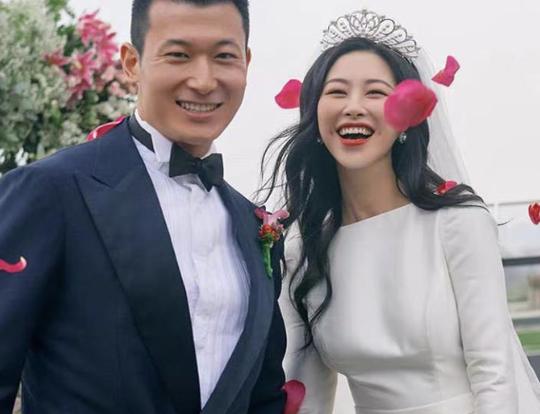 女星朱珠官宣产女，朱珠老公晒出女儿照片，暖心回复网友留言