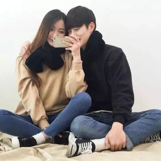 随手一拍都可以拍出甜死人不偿命的情侣照~#1对望素材来源网络