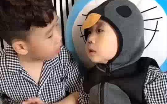 弟弟厉害了现在.哥哥已经摆弄不了了