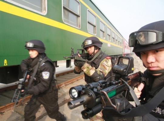 江苏徐州:武警,铁路特警首次举行铁路联合反劫持,反爆炸演练(组图)