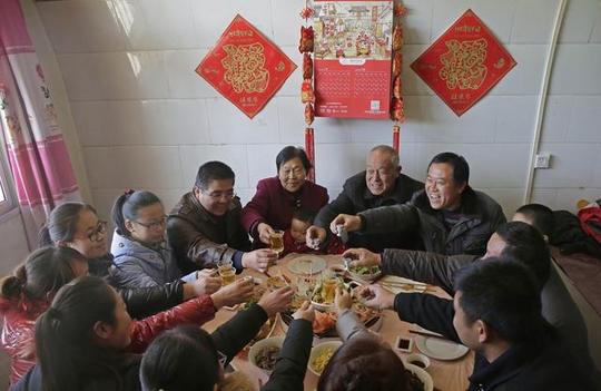 过年婆婆包了两千红包给我儿子，晚上吃年夜饭，我才知道她的套路