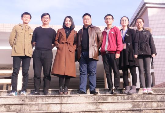 他对陈雪芬学姐说,创业开始就要坚持下去;他对陈自勖学长说,如果事与