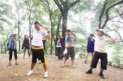 南岸区南山黄葛古道,重医附一院"沸点减肥俱乐部"成员正跟着健身教练
