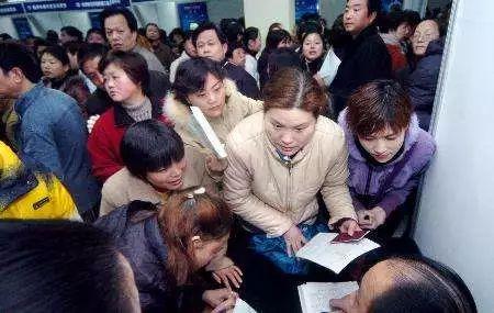 进行了失业登记并申领《就业创业证》的下岗失业人员,享受最低生活