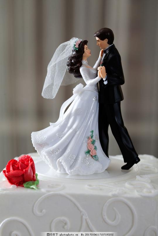 拥抱跳舞男女举行婚礼