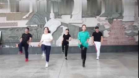 众人广场上齐跳鬼步舞云朵上的拉萨歌曲体现了浓浓的高原情