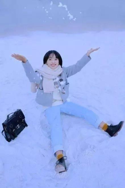相对于撒雪这种比较小女生的镜头,在雪地上奔跑撒野,自然是更朴实,又