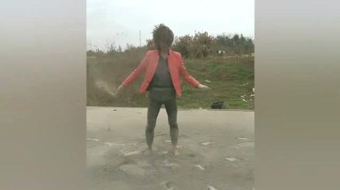 快手小伙挑战葬爱家族凤舞九天，这次在地上撒了一袋水泥!