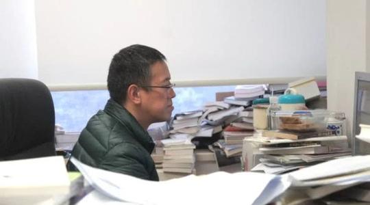 韩松在办公室(摄影:船长)