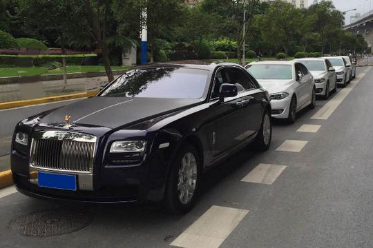 滴滴打到&lt;/strong&gt;一辆419万的豪车,看到女车主那一双脚时,马上