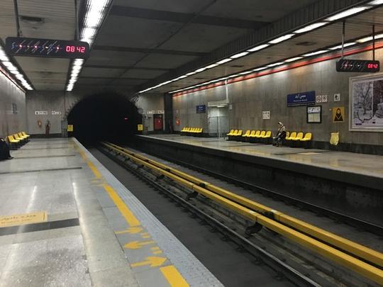 地铁,地上的标志就是女士车厢的标志