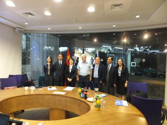 参观以色列理工学院创业中心后与副校长诺姆·阿迪赫等合影