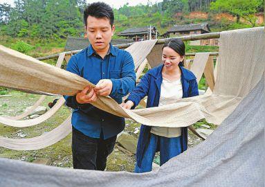贵州榕江:侗族大学生夫妻回村创业卖土布