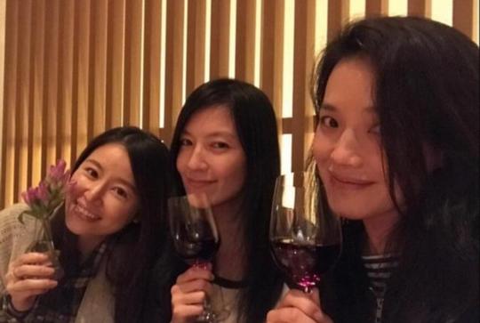 如和闺蜜聚会舒淇林熙蕾喝酒她却看花
