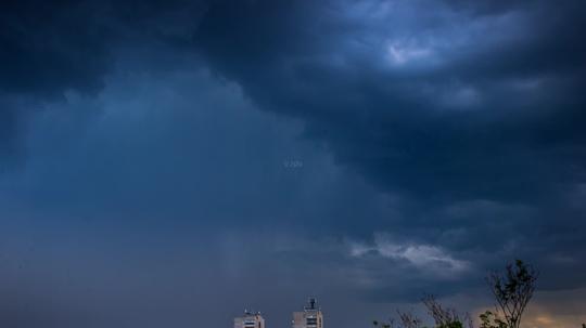 雷雨天气自然风光气候变化实拍素材_2560x1440_高清