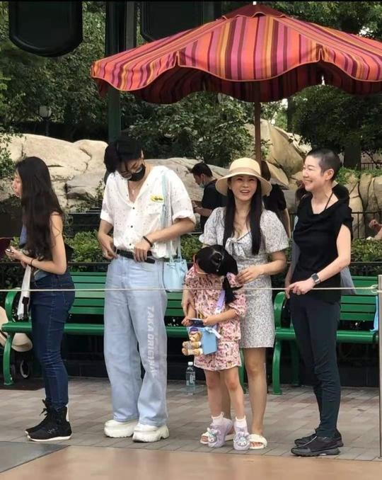 皱纹|在街头拍到伊能静，穿紧身白裙双膝皱纹焉瘪，就别再营销漂亮了!