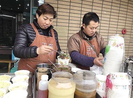 夫妻路边摊开30年变网红店一天最多卖千碗