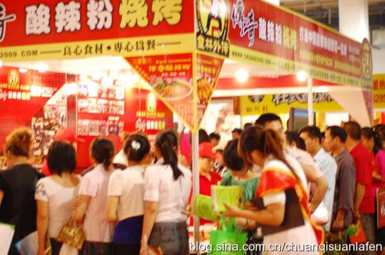 北京国展2011创业项目展会现场最火爆的展位—食林外传传奇酸辣粉烧烤