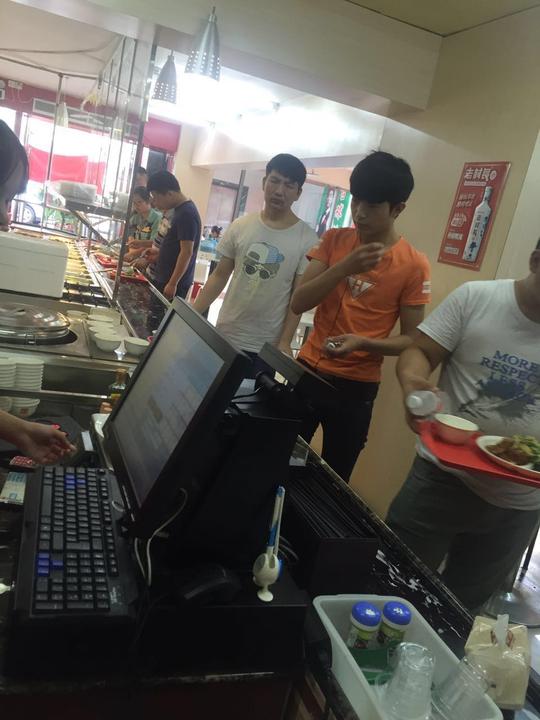 标题:旺铺大食堂快餐转让生意好【心动传媒免费推荐】时间:2016/5/2813:48:28