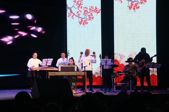 歌伴舞《相亲相爱一家人》,舞蹈《卡路里》,表演唱《电话女兵》和抖音