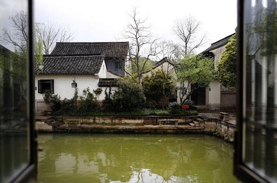 酒店给免费升级了邻水别墅,推开窗就是园林小景,江南