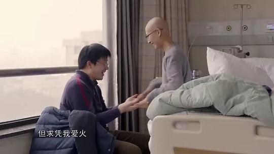 张丽君也偷着给老公录了一段视频,她说从生病到现在,一直是老公照顾