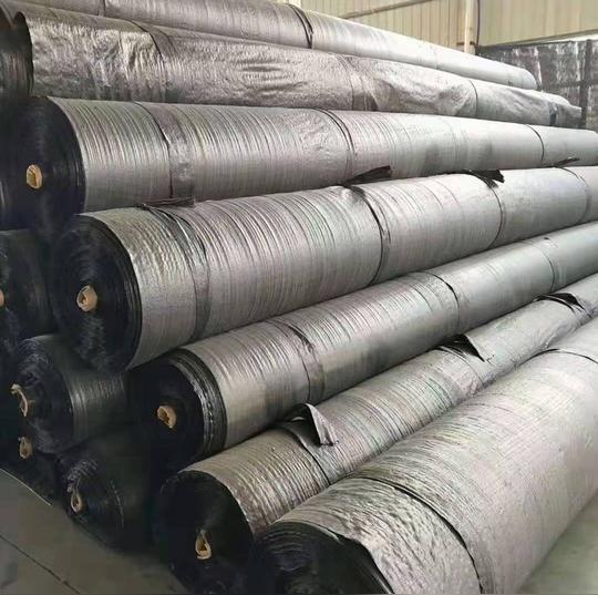 厂家供应果园地布农业防草布果园农用黑色pe防草布园艺地布定制打孔切片除草编织布防草布价格