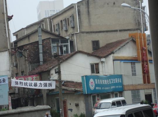 楼底下货车的主人就住在车旁的小店里,这里因为拆迁没有什么生意,女