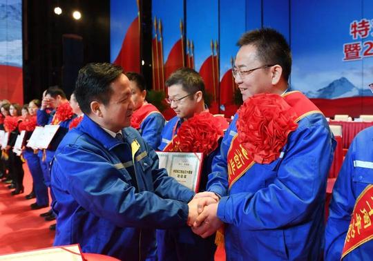特变电工3000余万元重奖创业30周年劳模先进_张新为