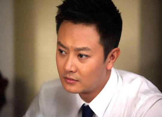 新剧上映印小天在《创业时代》演小配角,片场为男主撑伞显辛酸!