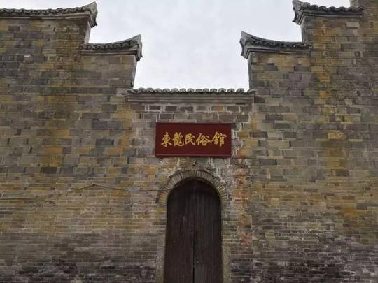出东圃偏门,可见鱼池一方,水色盈盈,天光如映,相传财气家运得此方存.