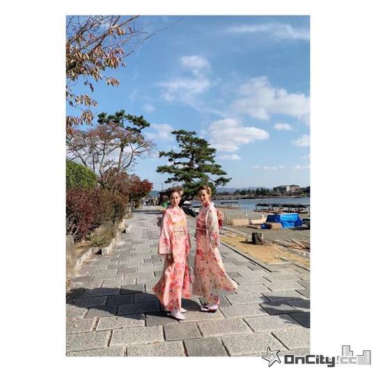 何超莲和服造型仙气满泻大阪街头蹲地放飞自我