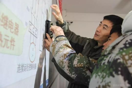 六盘水师范学院大学生到水钢技师学院进行电工专业实习实训