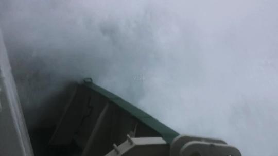 海洋风暴中航行的轮船