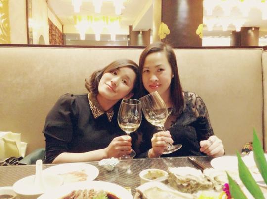 来,一起干杯,和闺蜜合个影!