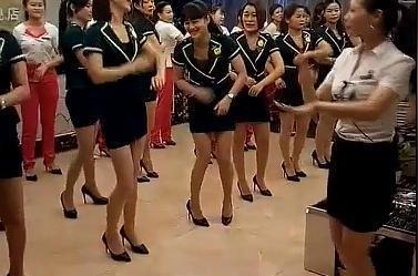 老板为挽救店内生意,让女员工跳舞吸引客人,网友:难怪生意差