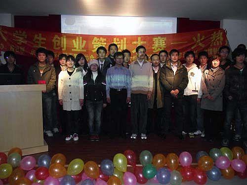 最后,扬勇对选手们的作品做了点评,他首先肯定了同学们创业策划项目