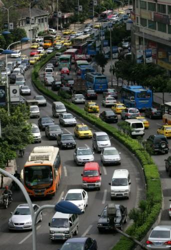 暴雨过后道路积水交通堵塞重庆万人步行上班