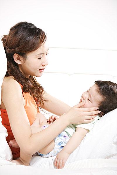 母亲在哄婴儿睡觉_图片大全—全景创意图库（quanjing.com）中国领先的正版图片视频素材网站
