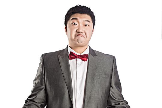 小伙子不高兴