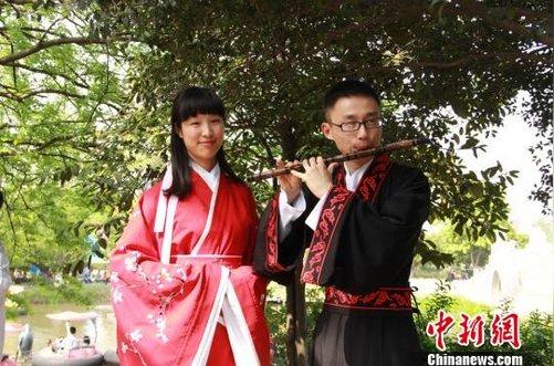 古装非诚勿扰上演:数百人穿汉服相亲组图
