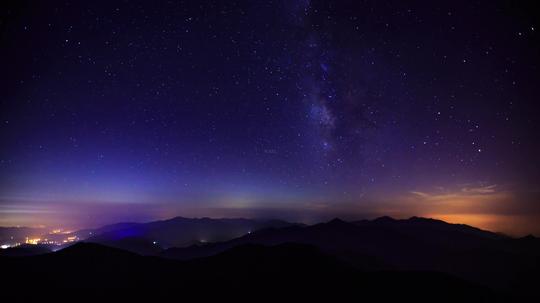 4k城市紫色星空流星景观_3840x2160_高清视频素材下载
