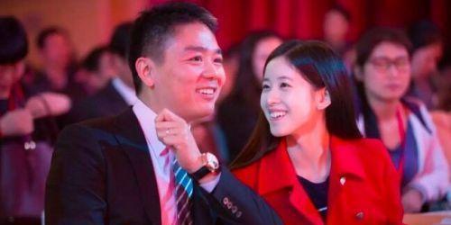刘强东创业时生活艰辛被妻子父母嫌弃,现在出门开380万豪车