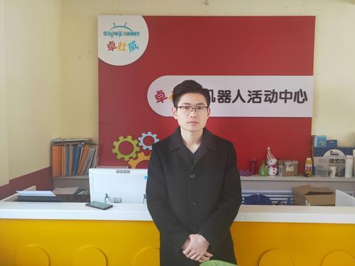 课堂外丨学习机器人课程，激发孩子的自主创新能力