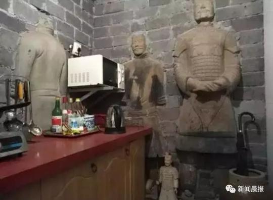 黄土,兵马俑本身就是西安的符号,他想着将其传播得更久远.
