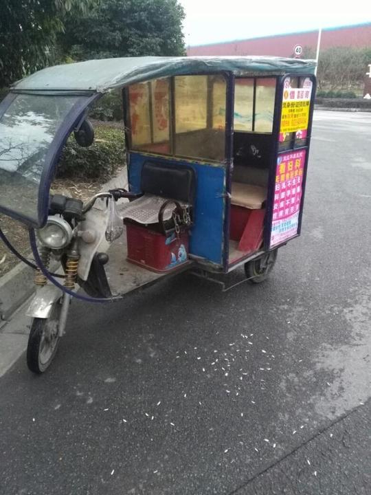 拉客三轮车