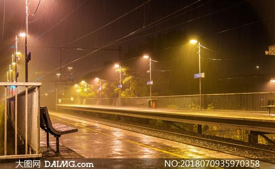 雨天路灯照耀下的站台夜景摄影图片