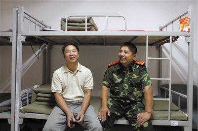 江波左和他的员工王武强在一起回忆创业时的艰难.
