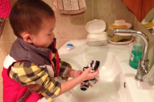 自己洗袜子全过程(一)自己洗袜子全过程(二)自己洗袜子全过程(三