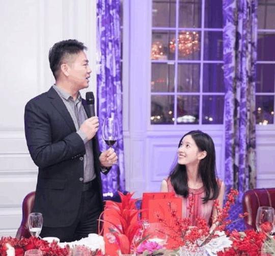 章泽天还用手机录制了刘强东演讲的视频,刘强东演讲时也夸奖了章泽天